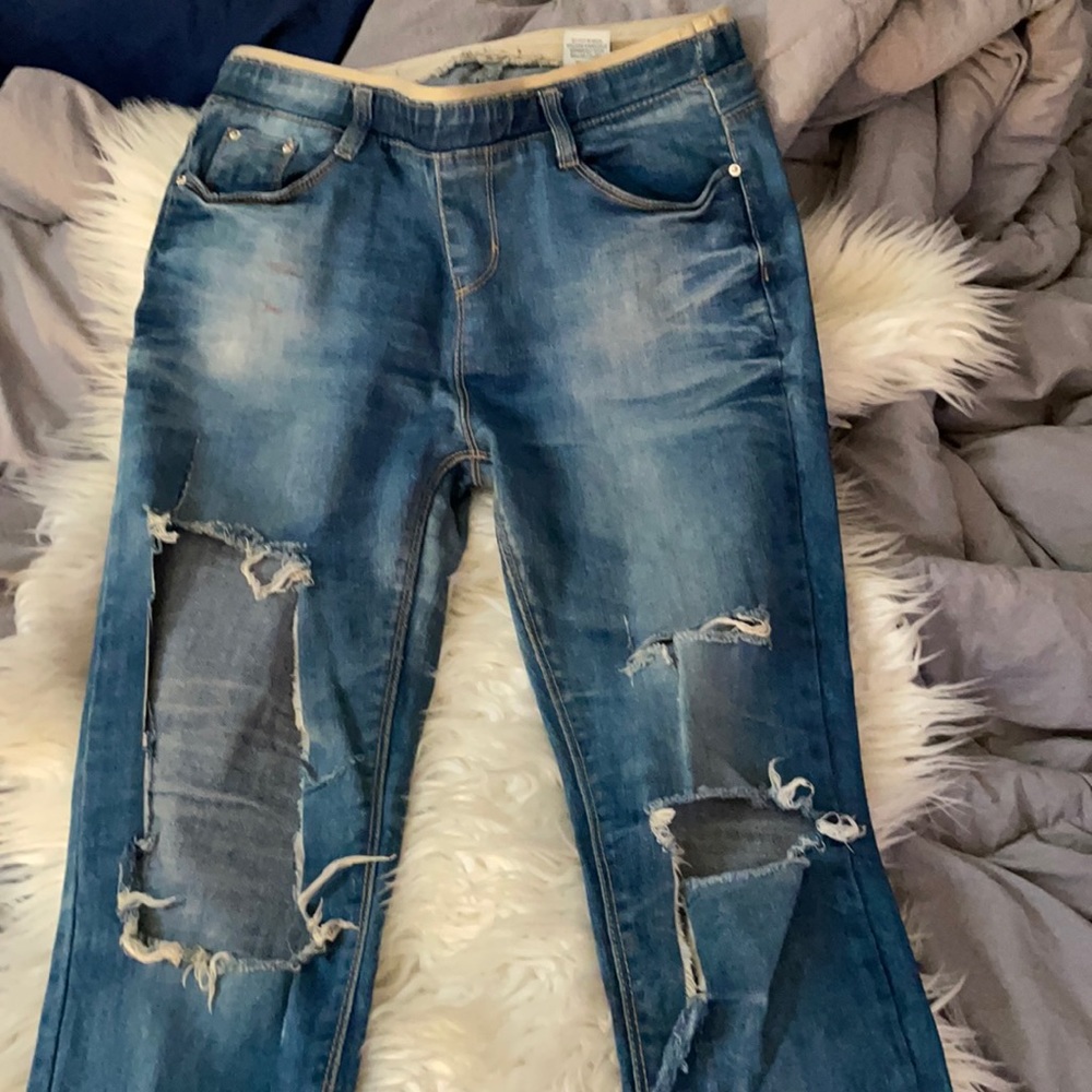 Distressed women’s stretch jeans